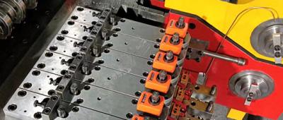 Różnica między maszynami do formowania śrub a maszynami do formowania części