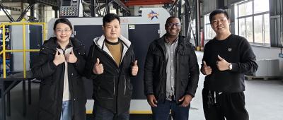 Klienci odwiedzają fabrykę wosku